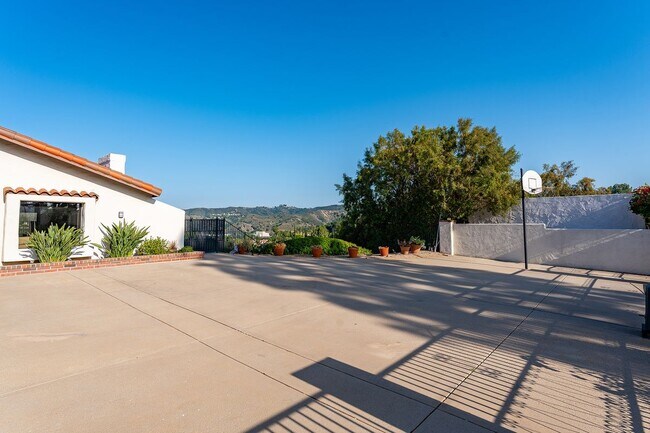 Building Photo - 4372 Park Vicente