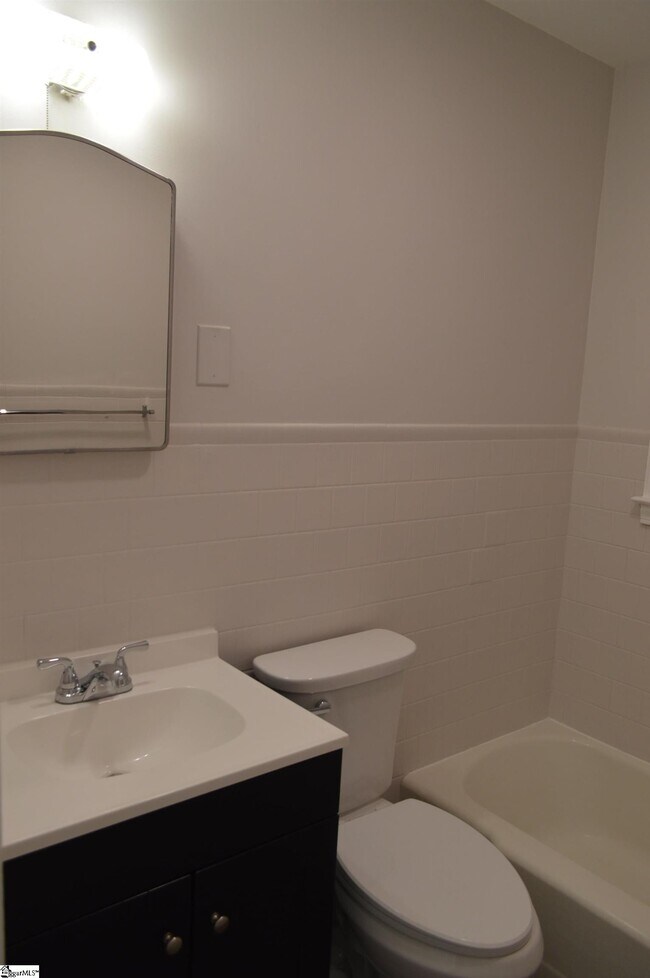 Building Photo - 206 Hillside Dr