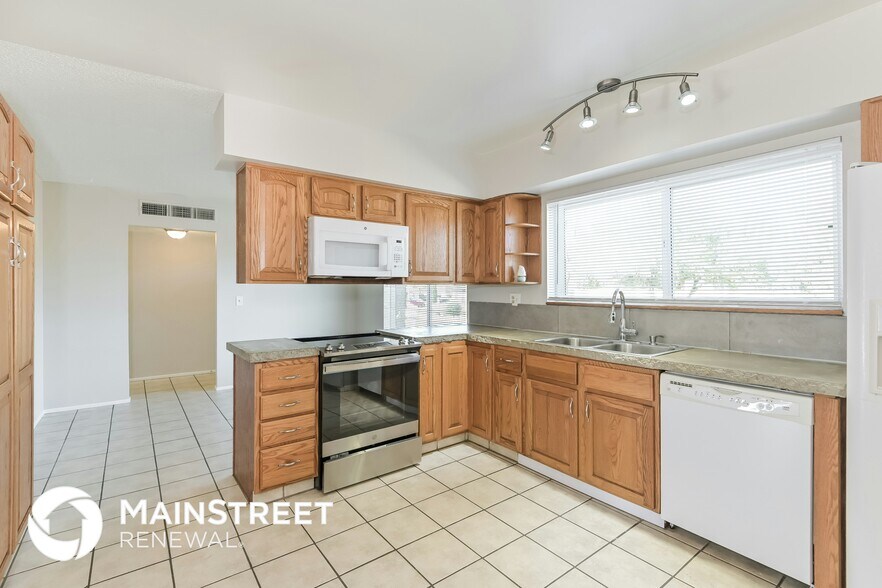 Building Photo - 9802 E Stella Rd