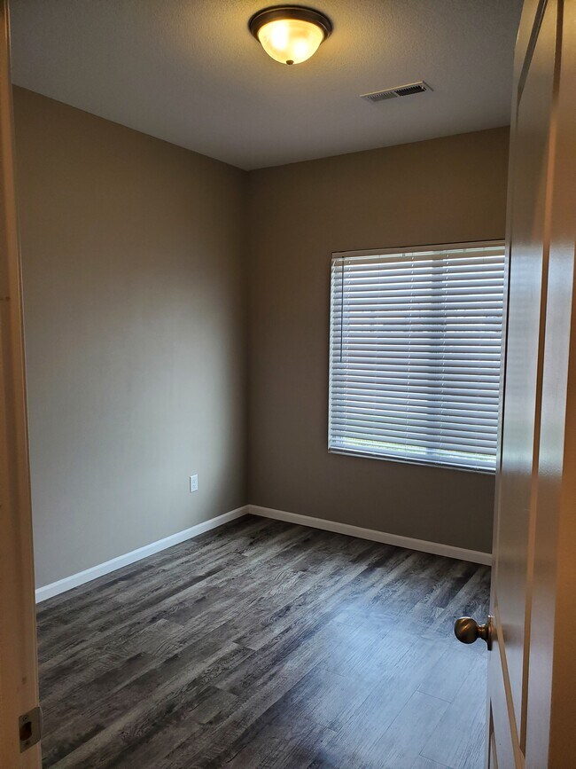 Building Photo - 420 S Longbranch Dr