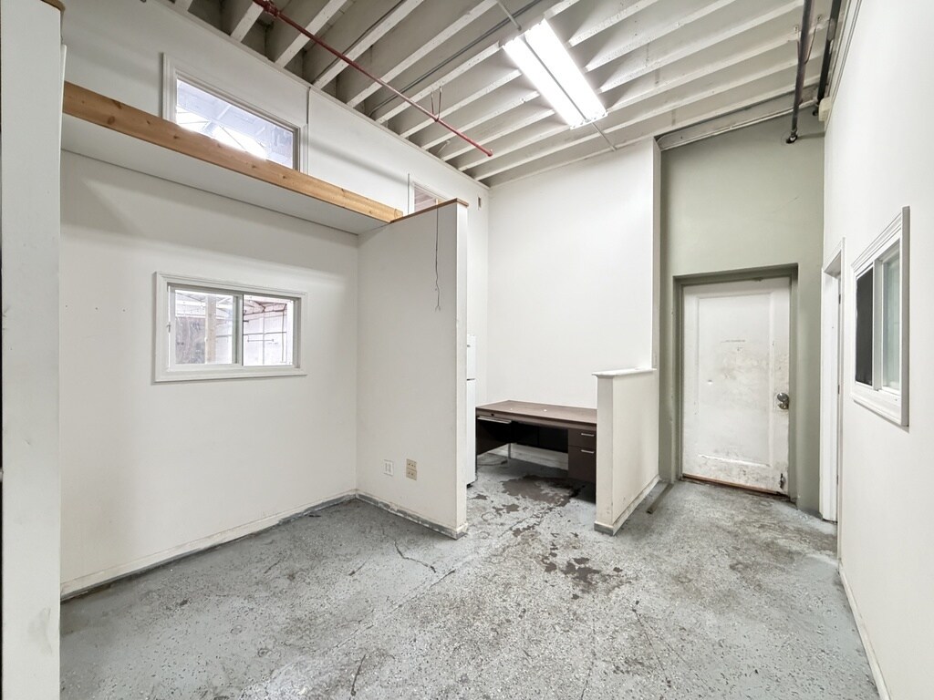 Building Photo - 610 N Albany Ave