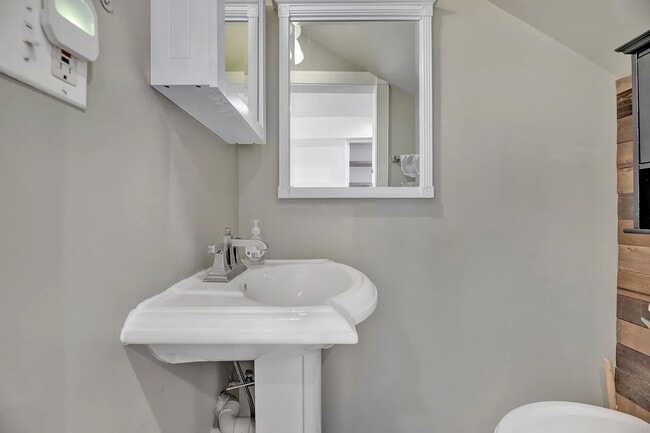 Building Photo - 639 20th St NE