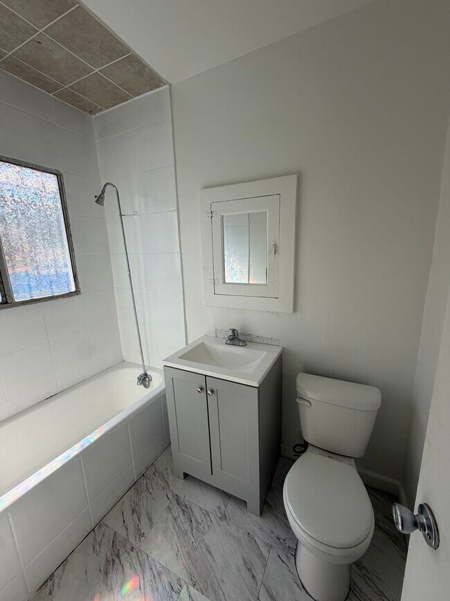 Building Photo - Newly Renovated 1 Bedroom in West Adams