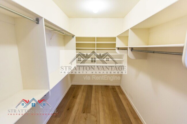 Building Photo - 960 E Constitution Dr