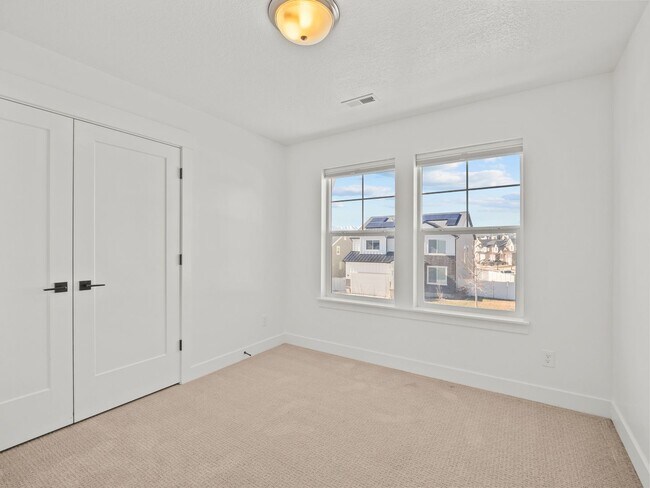 Building Photo - 5 Bed / 3.5 Bath Home in Saratoga Springs – Spacious Living Near Utah Lake