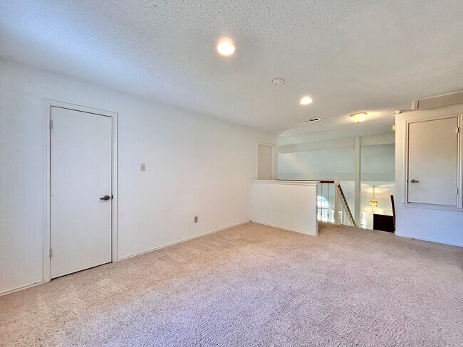 Building Photo - Spacious 4/BR 3.5/BA Two-Story Home with P...