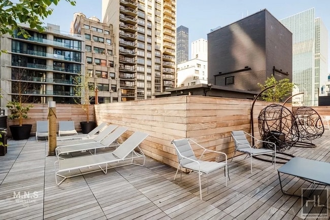 Building Photo - EAST 44 STREET