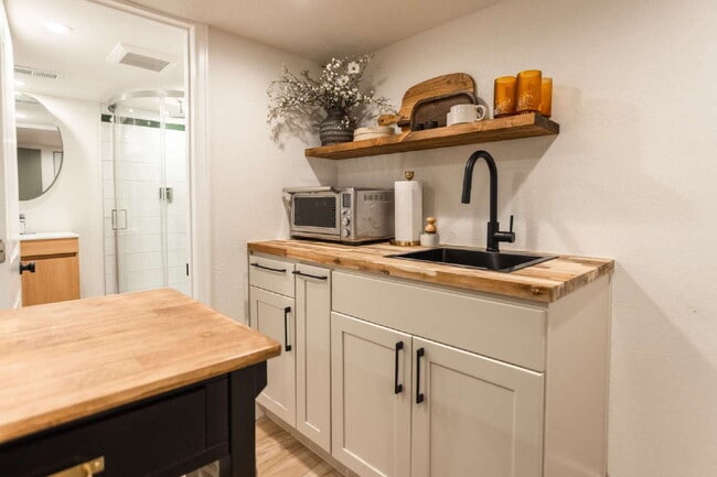 Building Photo - 300 N Inca St