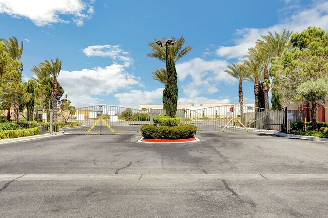 Building Photo - Charming 1 bedroom Condo with full size Ga...