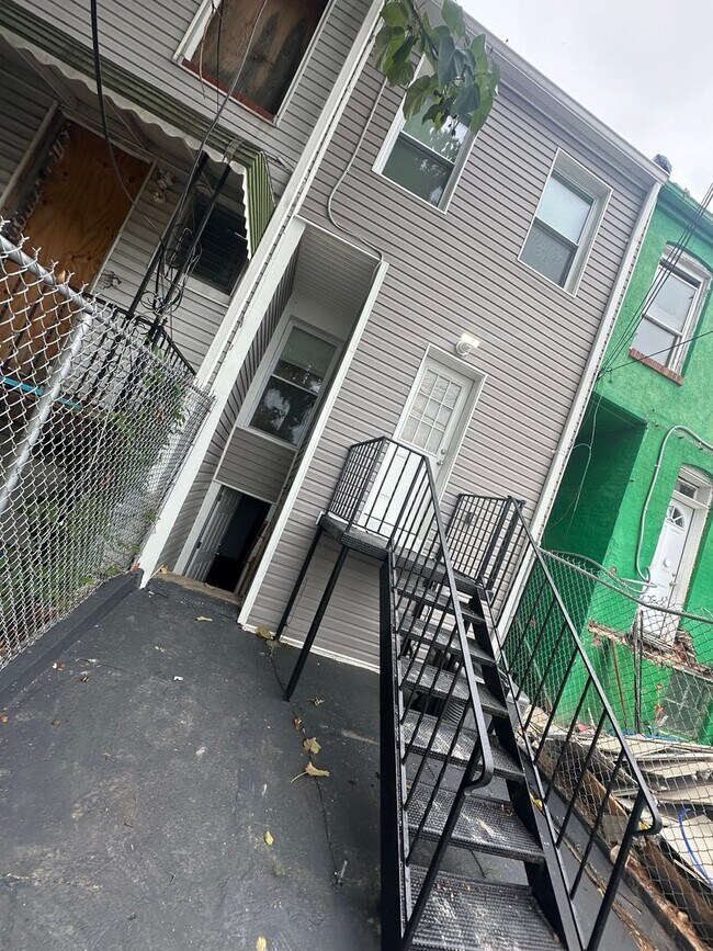 Building Photo - 2bdr 1 ba east Baltimore