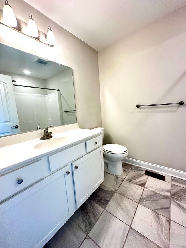 Building Photo - End Unit Townhouse for Rent in Crescent Ridge