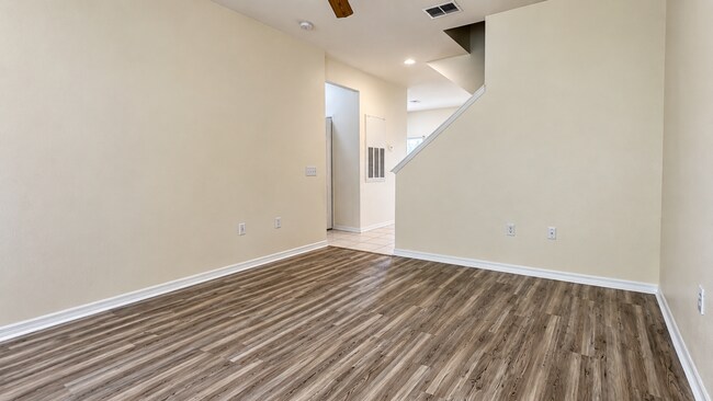 Building Photo - MOVE IN READY! 2 BEDROOM/2 .5 BATH - 1 CAR GARAGE! NEW LVP FLOORING IN LIVING! SUPER LOCATION!