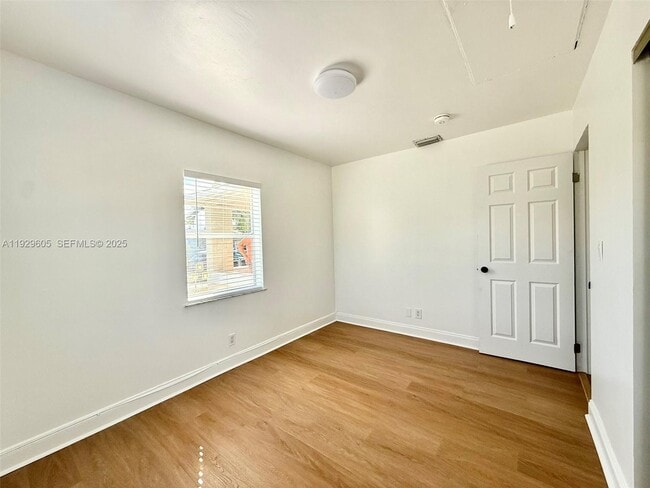 Building Photo - 2403 Scott St