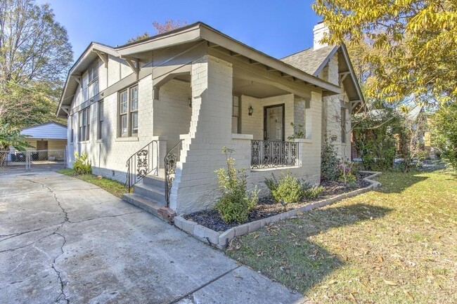 Building Photo - 407 Angelus St