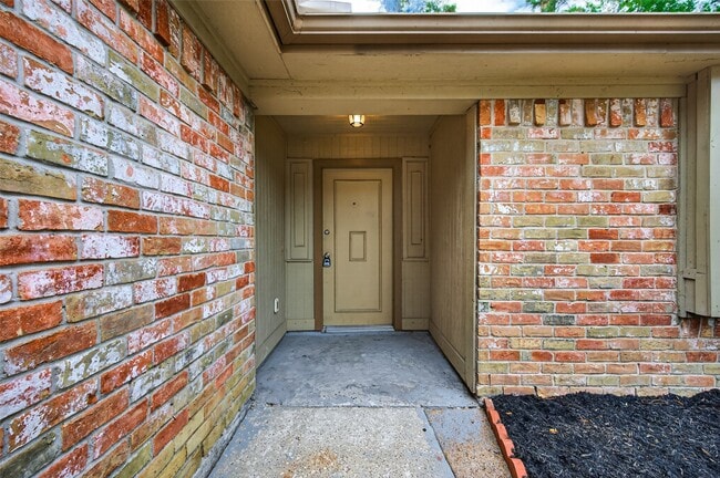 Building Photo - 23919 Farm Hill Dr