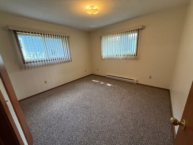 Building Photo - Sunrise Estates - 213