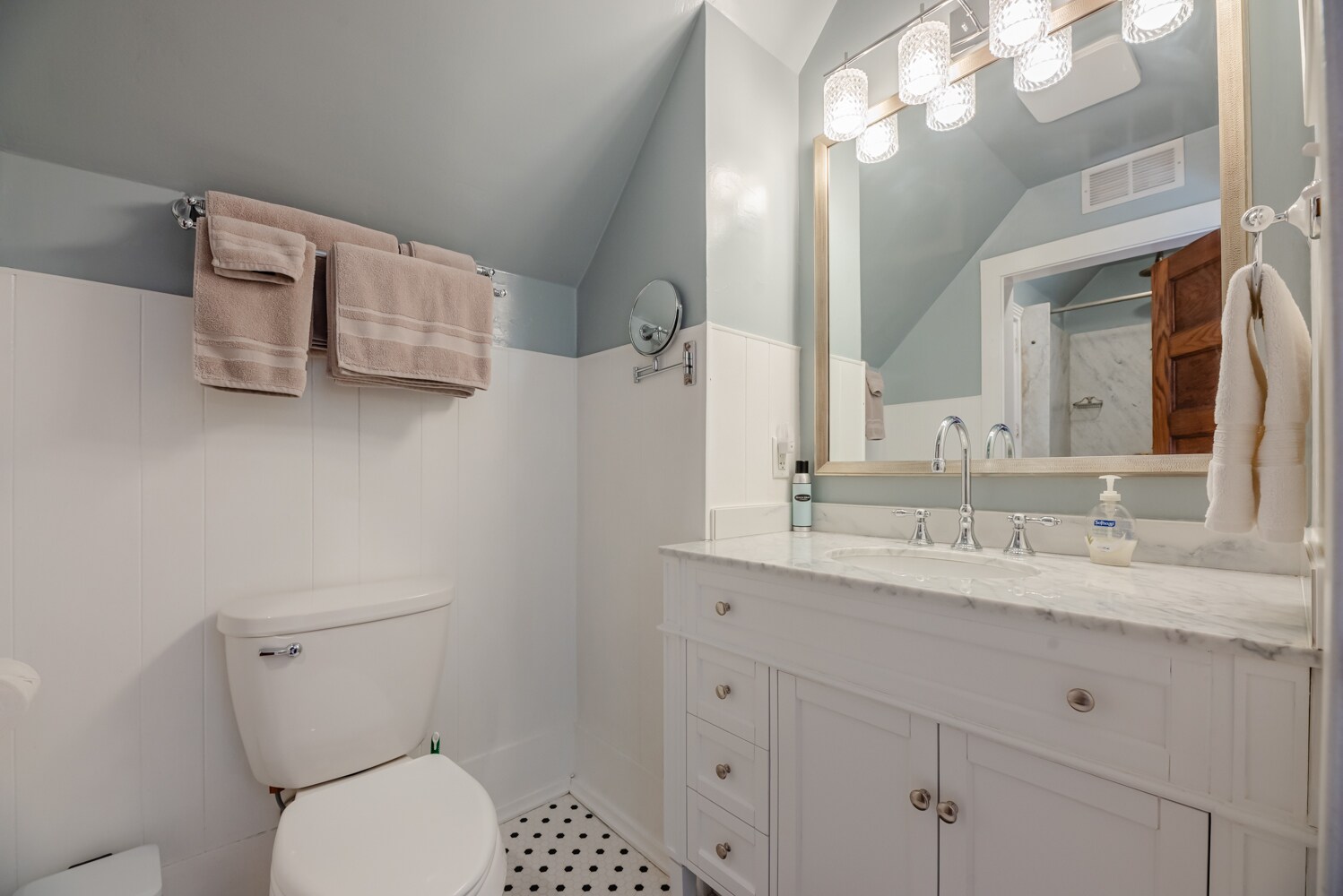 Building Photo - 19 Strathallan Park