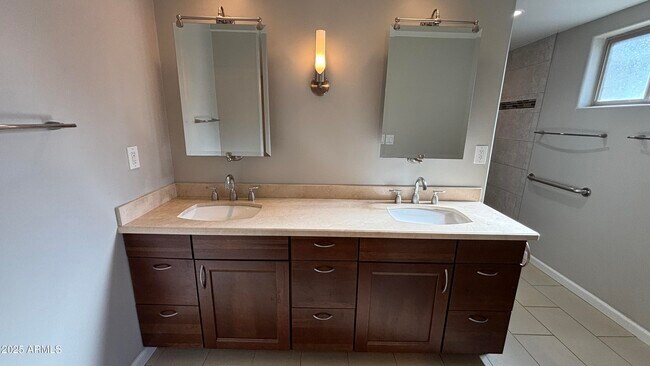 Building Photo - 8625 E Valley View Rd