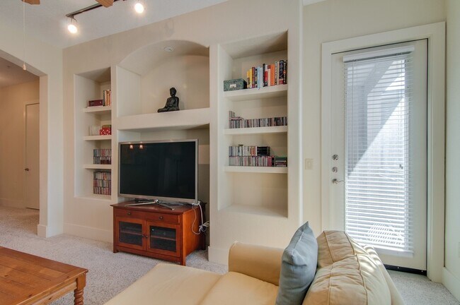 Building Photo - Available NOW! 2-Bed/2-Bath Hillsboro/Belmont