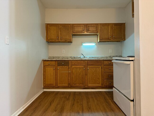 Building Photo - Spacious 1–3 Bedroom Apartments in South Louisville | Cedar Chase