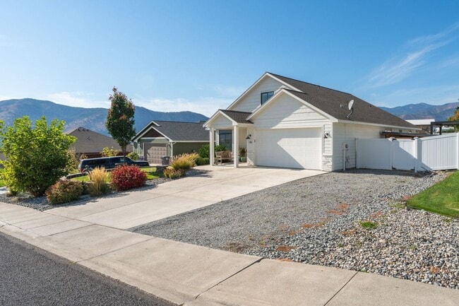 Building Photo - 3 Bedroom, 2 Bath Home