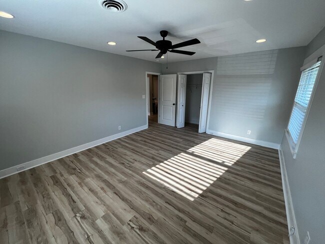 Building Photo - 4Bed/3Bath Renovated Student friendly housing