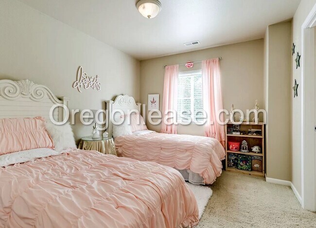 Building Photo - Beautiful large West Eugene home