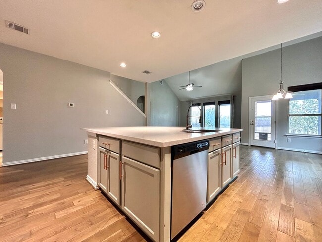 Building Photo - Bright & Beautiful 4 Bed, 3.5 Bath Home with Room for Everyone