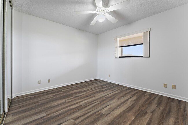 Building Photo - 700 Uno Lago Dr