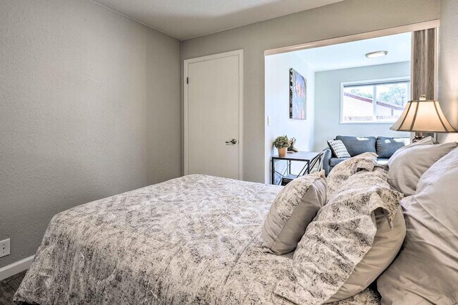 Building Photo - 1217 Falcon Ave