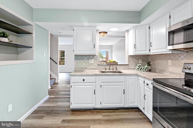 Building Photo - 689 Clearview Ave