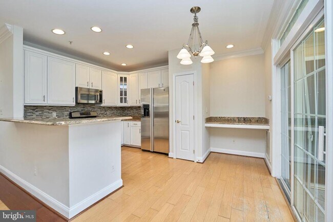 Building Photo - 43865 Hickory Corner Terrace