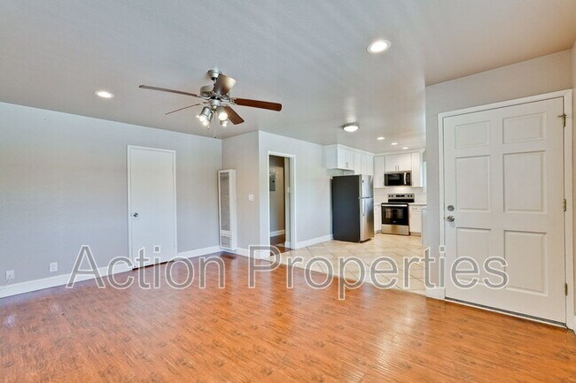 Building Photo - 4545 Moorpark Ave