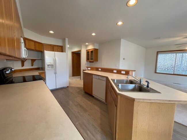 Building Photo - Available Now 3 bedroom 2 bath Hucrest home