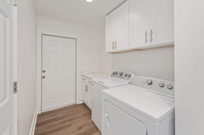 Building Photo - 68 Iris Ln