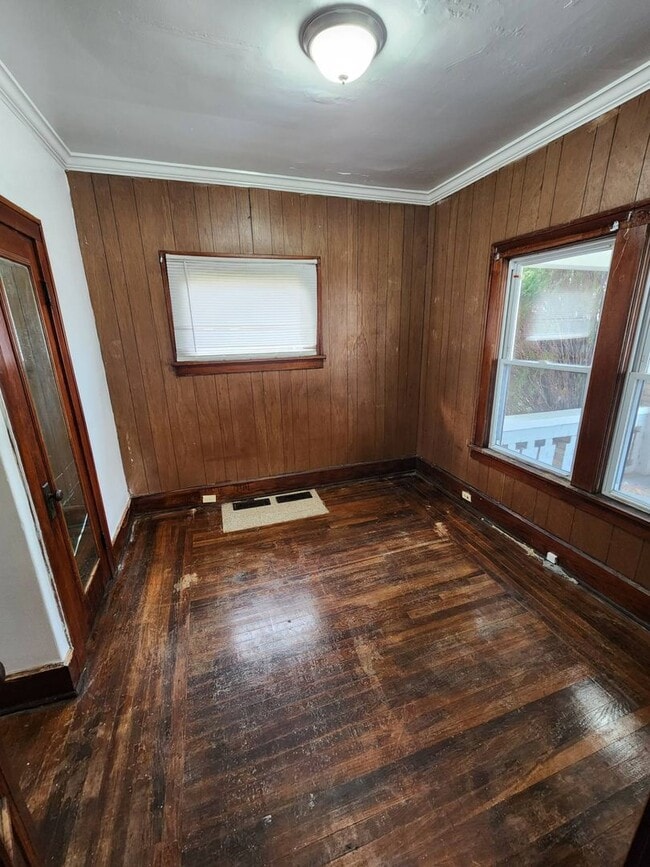 Building Photo - Charming 4-Bedroom Property in Prime Location (SECTION 8 VOUCHERS ACCEPTED)