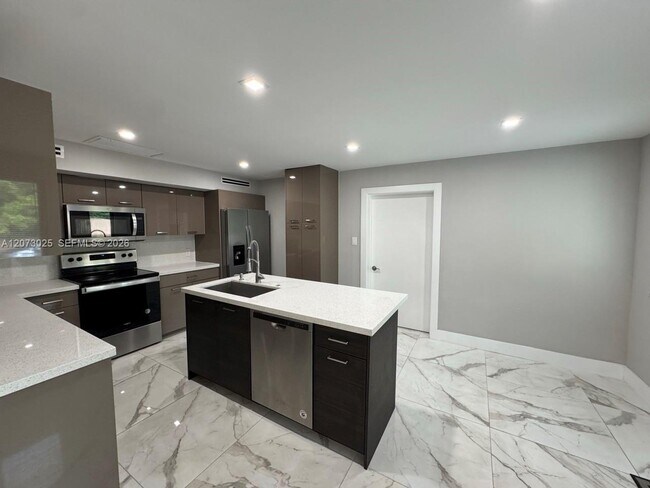 Building Photo - 15011 Coconut Ct