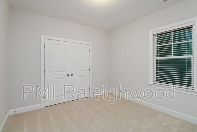 Building Photo - 304 Canyon Spring Trl