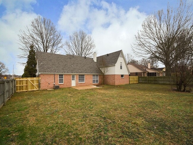 Building Photo - Charming 6 bed, 3 bath home on corner lot between S. Germantown and Hacks Cross.