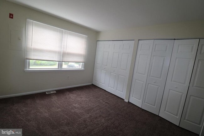 Building Photo - 32 Pin Oak Ln