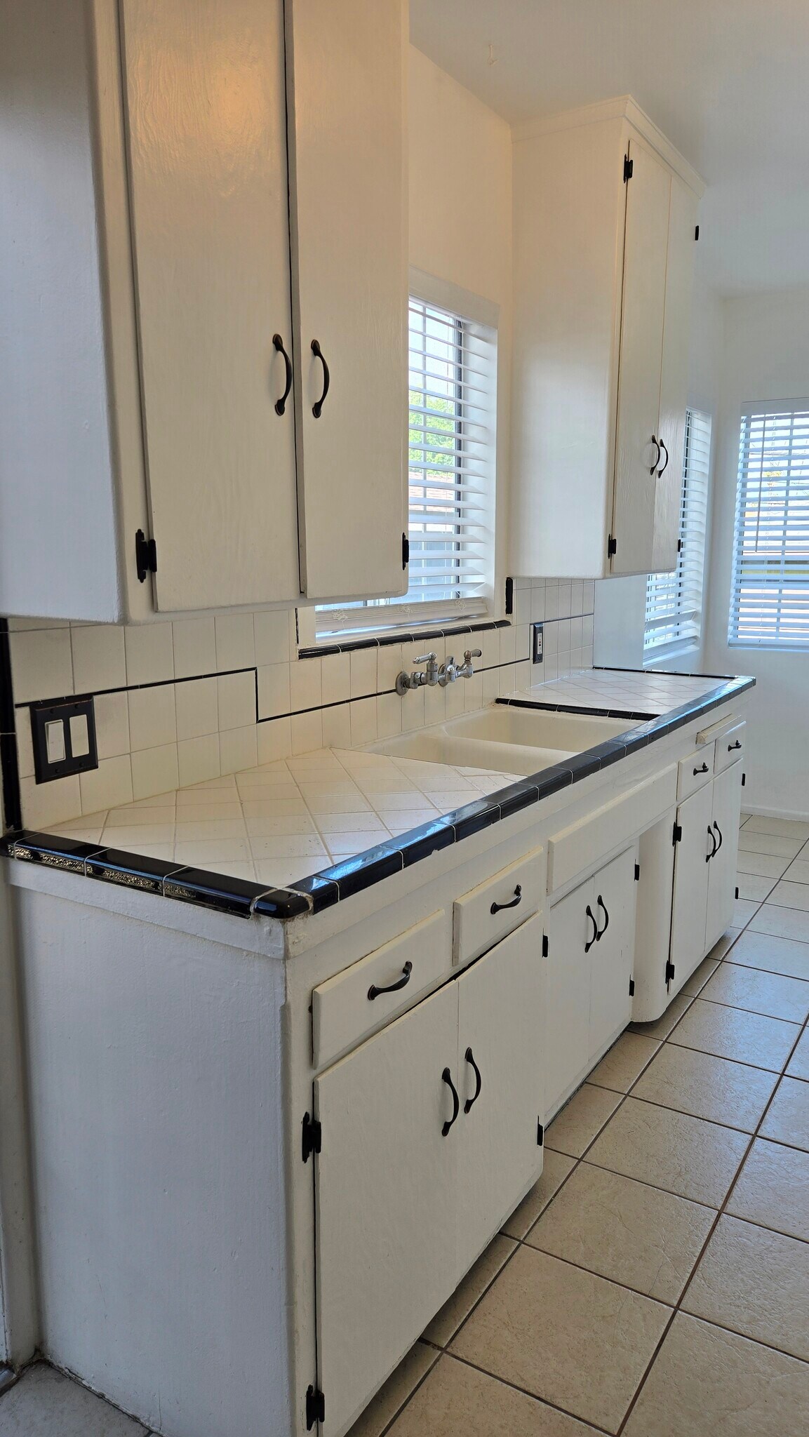 Building Photo - 3552 Locke Ave