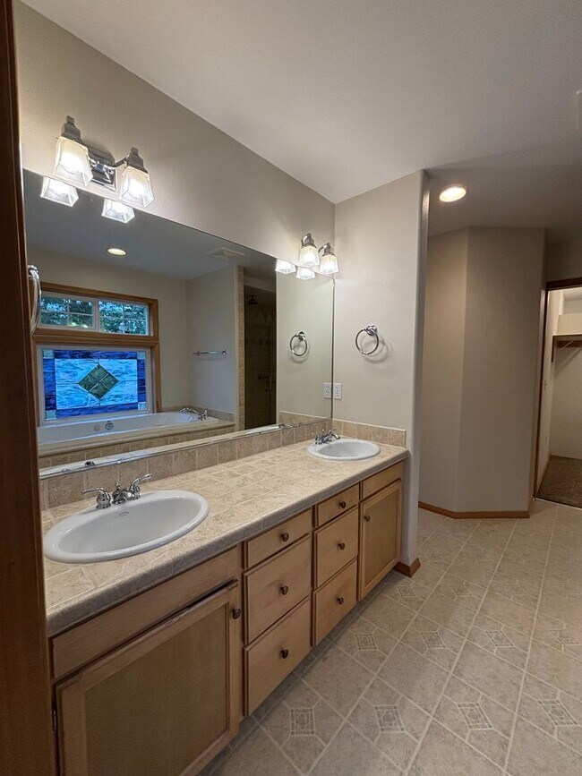 Building Photo - Beautiful Home on 1.2 Acres in Sandpoint