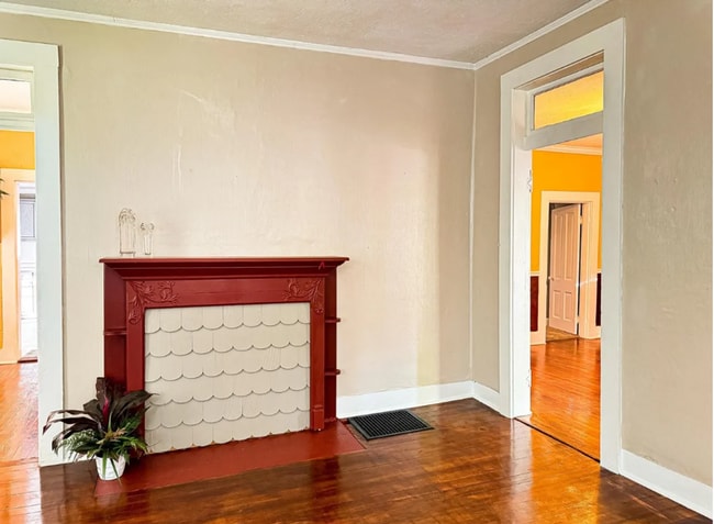 Building Photo - 2 Bedroom Single Family Home - 3 MONTH LEA...