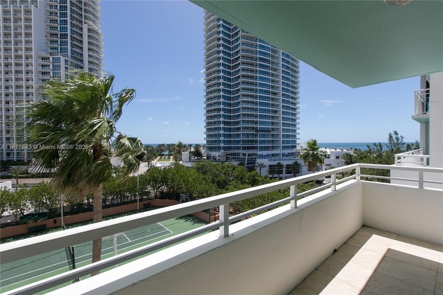 Building Photo - 400 S Pointe Dr