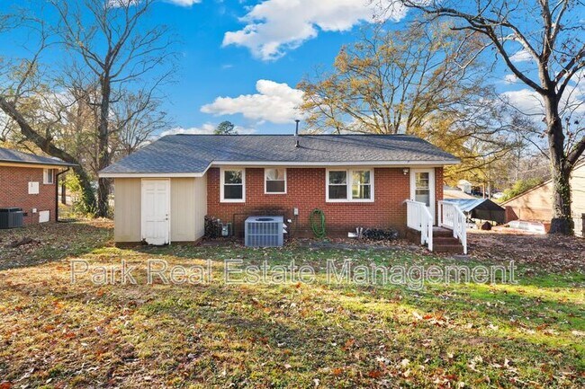 Building Photo - 2907 Beechwood Dr