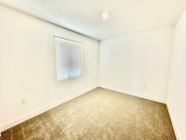 Building Photo - 5-Bedroom Lennar in Riverstone Community