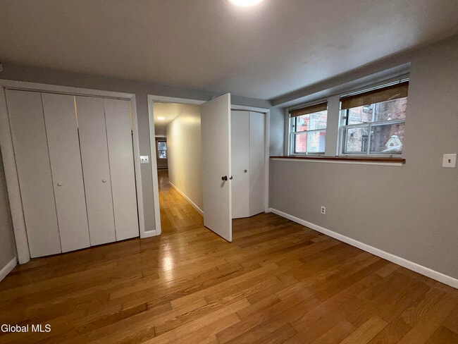 Building Photo - 52 Elm St