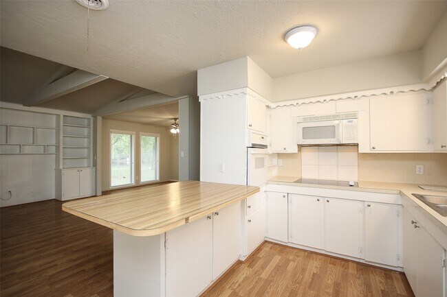 Building Photo - 30115 Misty Meadow Dr