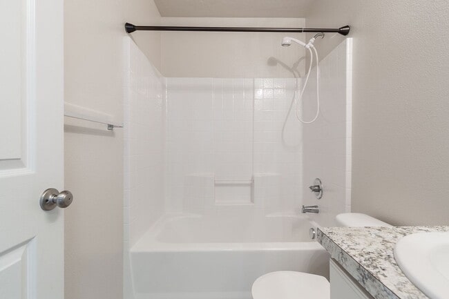 Building Photo - 3 bed 2 bath home