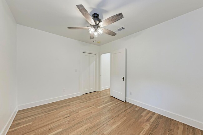 Building Photo - Stunning 3/2.5 with Office in West Lampasas